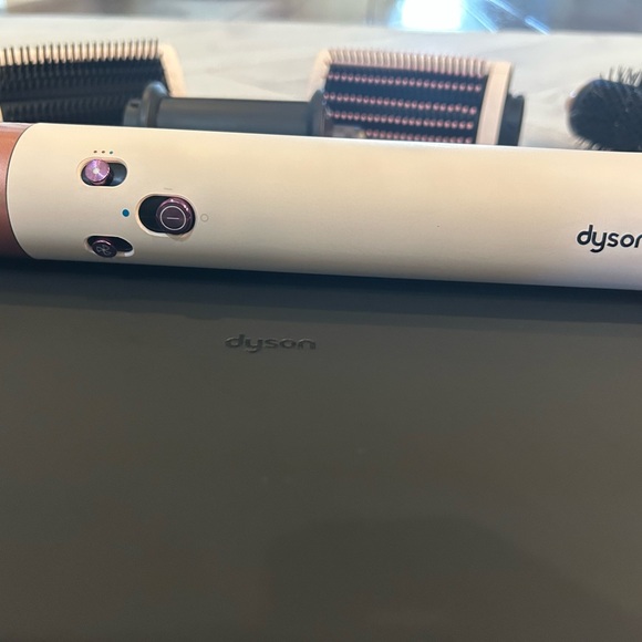 Pink Dyson Airwrap - Picture 3 of 4